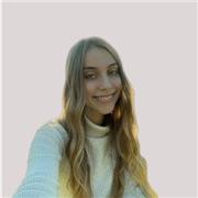 Profesora de idiomas imparte clases a niños de todas las edades